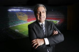 Presidente da Federação Portuguesa de Futebol durante sessão fotografica